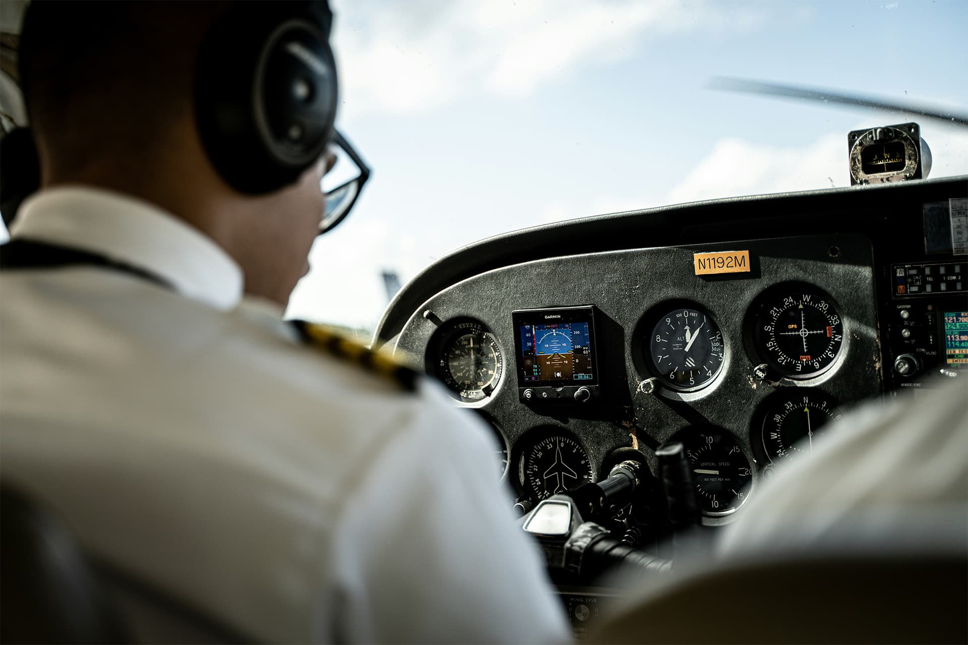 Pilote regardant la liste de contrôle