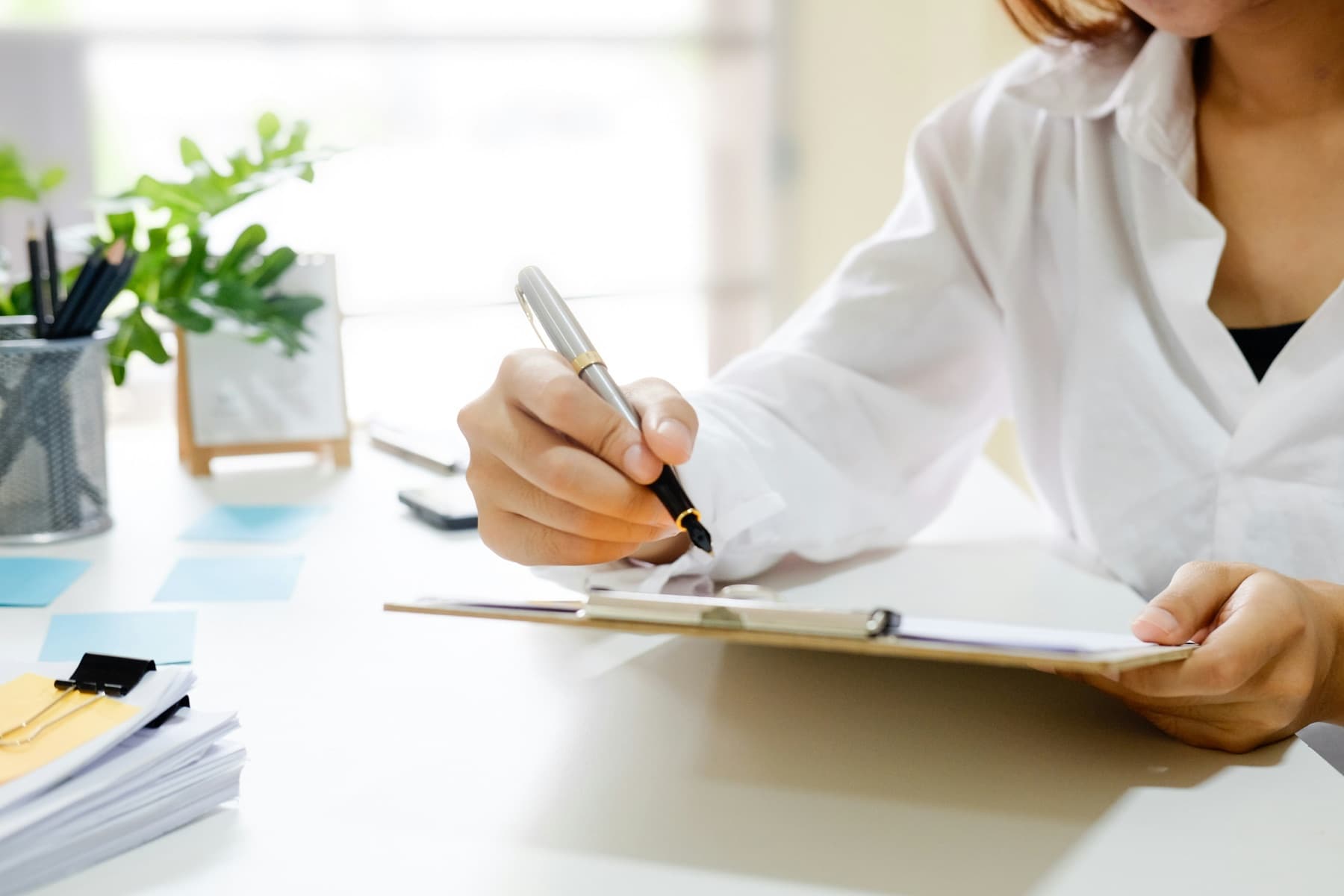 Une personne remplit une checklist RH sur un bureau