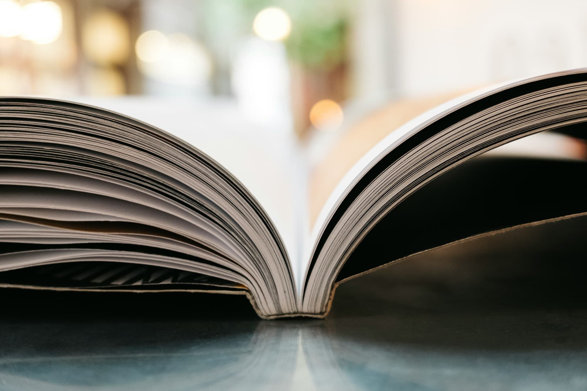 Offenes Buch mit unscharfem Hintergrund